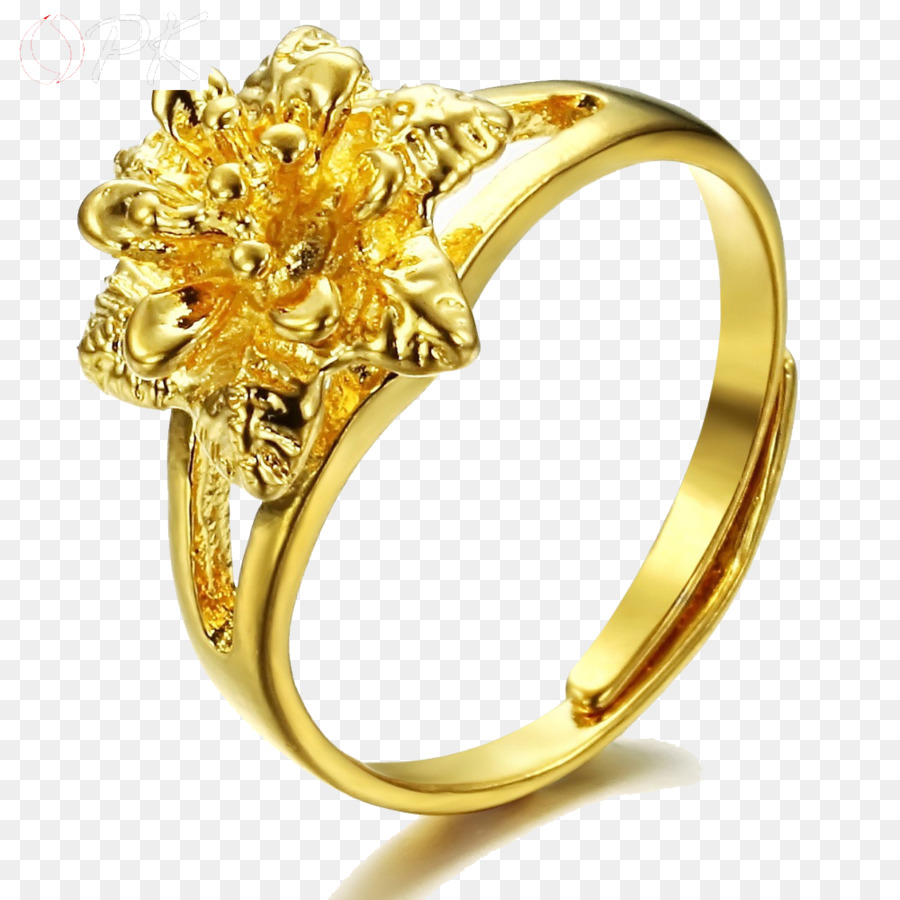 Золотое кольцо на белом фоне